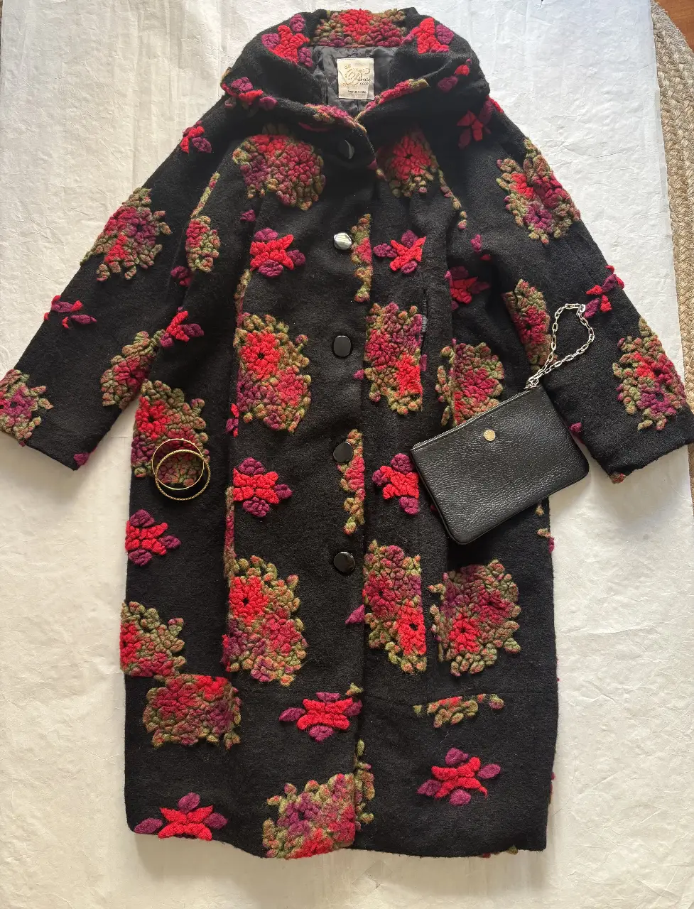 Tapado vintage negro con bordados florales en rojo, borgoña y verde. Un abrigo con estilo retro, ideal para un look sofisticado y abrigado en invierno.