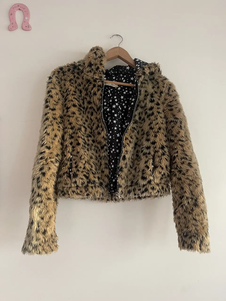 Campera de piel sintética con estampado de leopardo. Interior con forro de estrellas. Ideal para un look canchero y abrigado.