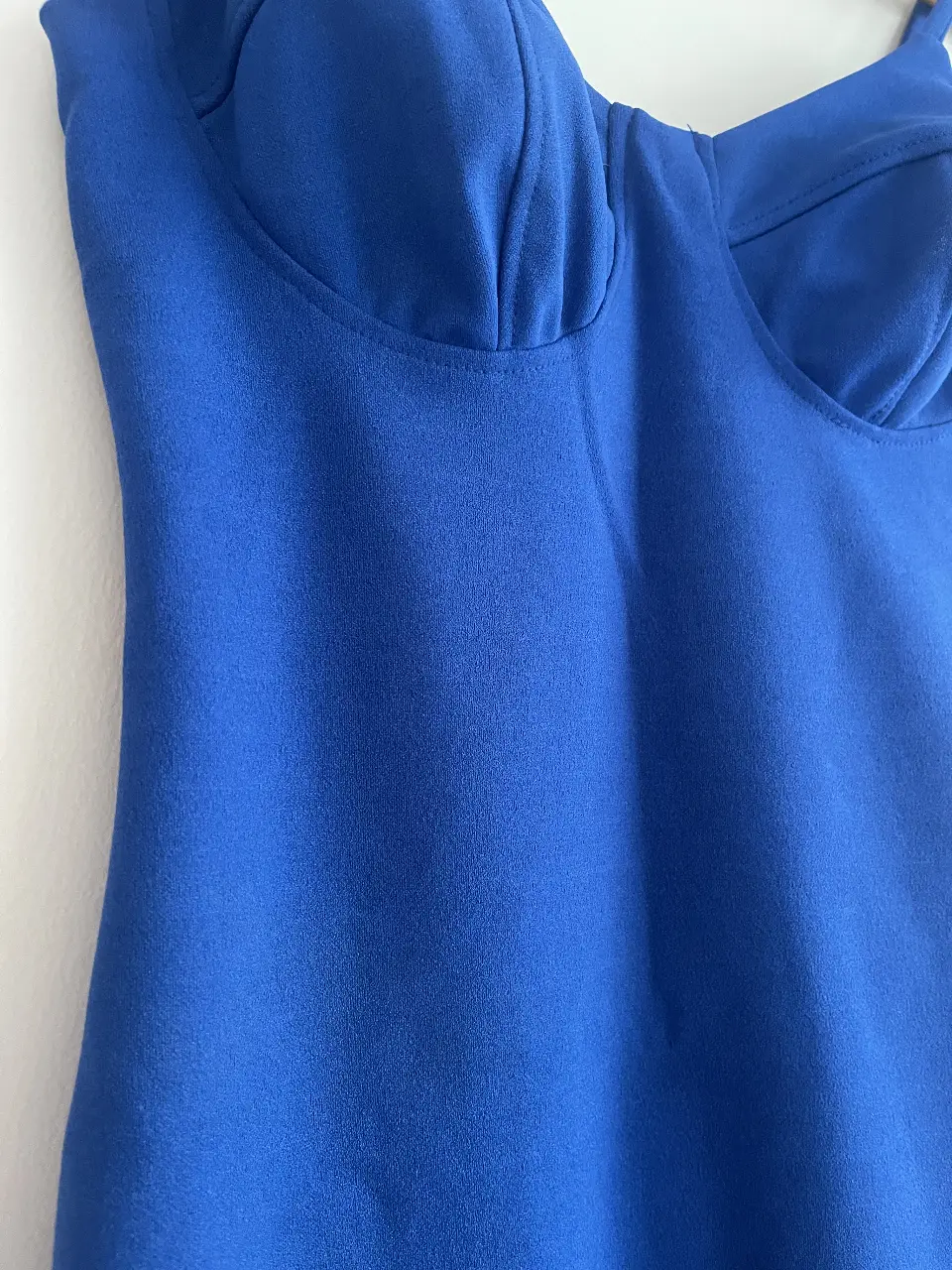 Vestido mini azul con diseño strapless y detalles estructurados en el busto. Ideal para fiestas y eventos especiales.