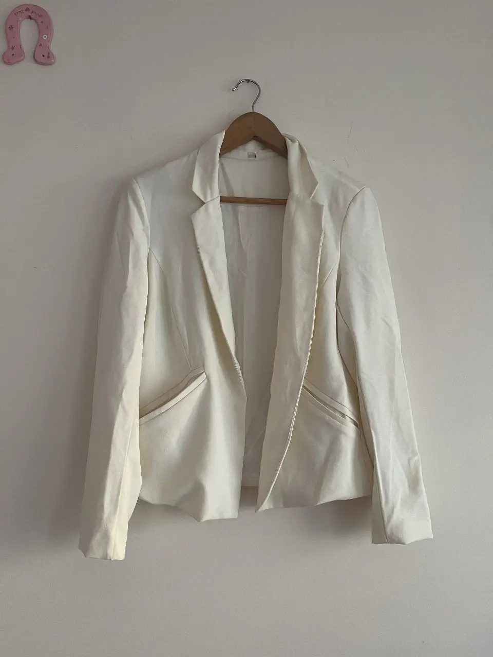 Elegante blazer blanco para mujer, ideal para un look formal o de trabajo. Confeccionado en un tejido de calidad, este blazer ofrece un corte clásico y sofisticado. Perfecto para combinar con pantalones sastreros o faldas.
