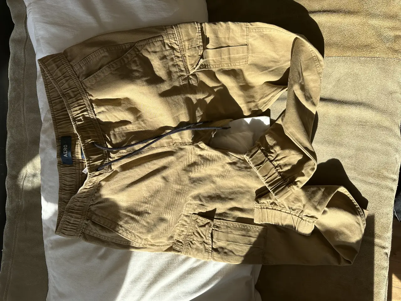 pantalón cargo de hombre XS, mujer, color khaki, con bolsillos laterales y cintura elastizada con cordón. Ideal para un look casual y cómodo.