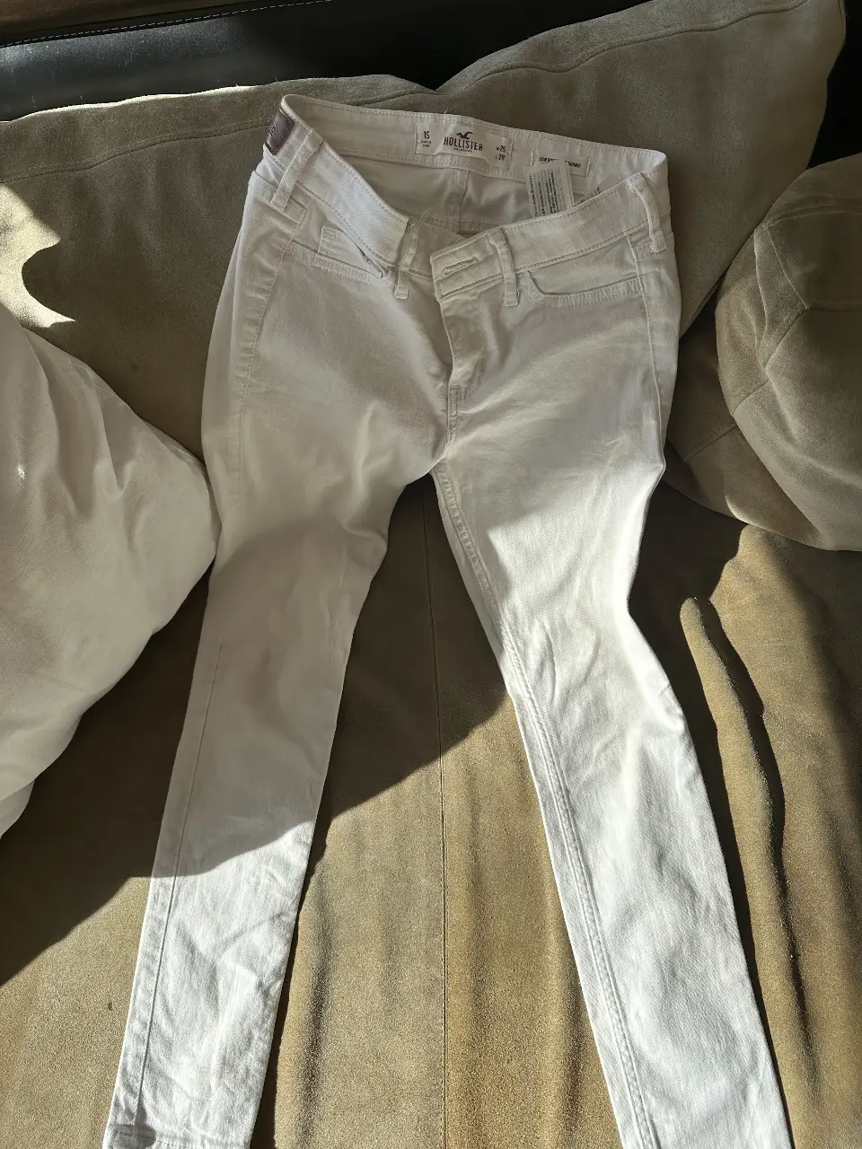 Jeans Hollister blancos, tiro bajo, talle 25. Super Skinny, ideal para un look casual y moderno.