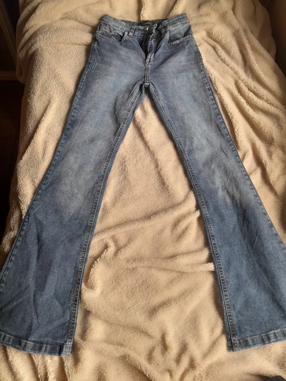 Jean SWEET original 🤍
Modelo oxford / flare
Talle 24 – tiro medio
Nuevo sin uso (sin etiqueta), está impecable ✨
Lo vendo porque no es mi estilo, pero está divino.