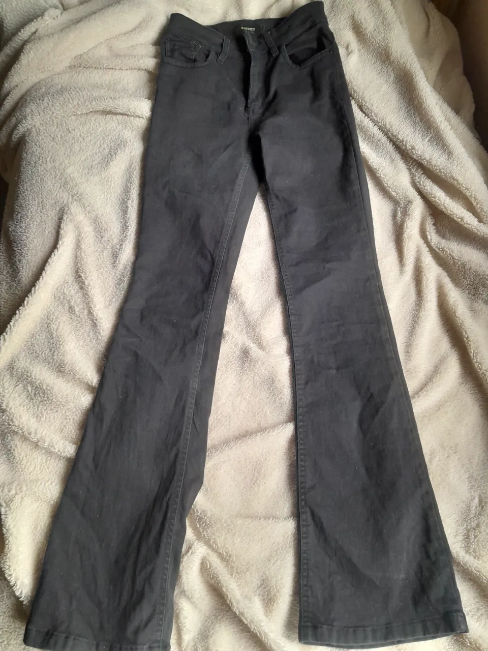 Jean SWEET original 🤍
Modelo oxford / flare
Talle 24 – tiro medio
Un solo uso!! pero está impecable ✨
Lo vendo porque no es mi estilo, pero está divino.