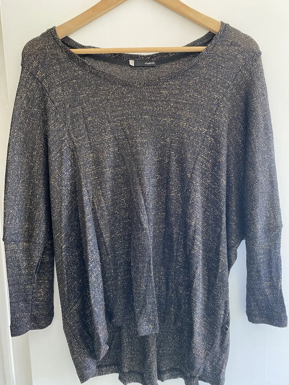 Sweater de mujer con diseño brillante. Cuello redondo y mangas largas. Ideal para un look elegante y cómodo.