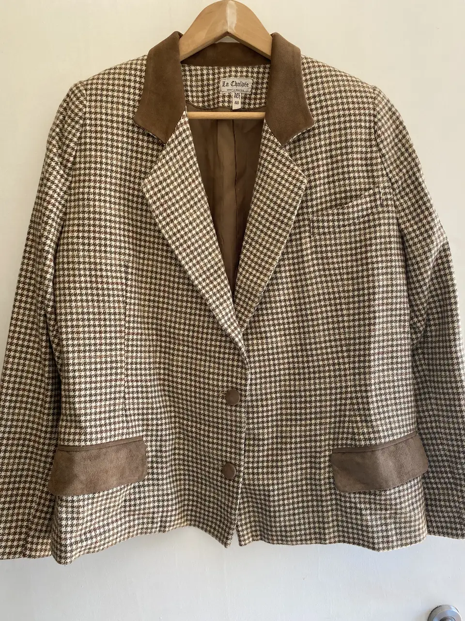 Blazer de mujer vintage con estampado de cuadros en tonos marrones y detalles de gamuza en el cuello y bolsillos. Ideal para un look elegante y retro.