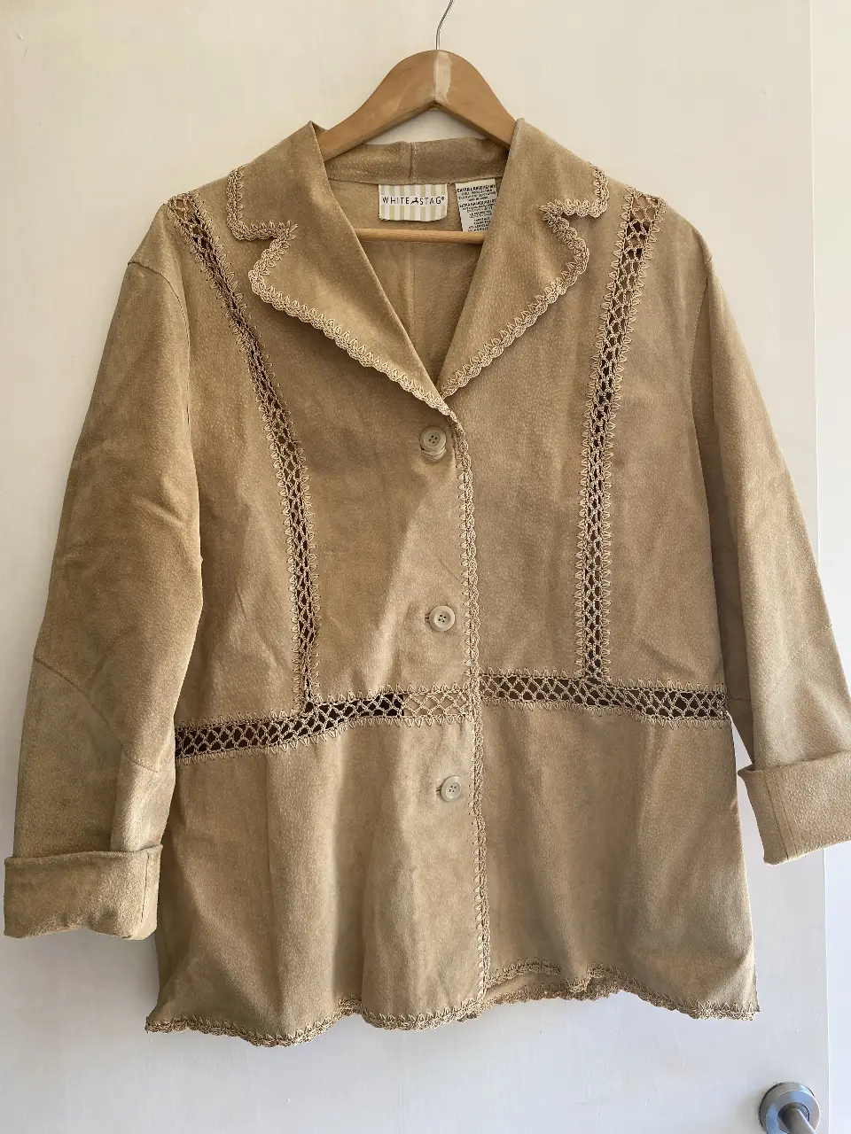 Campera blazer de gamuza color marrón claro con detalles artesanales. Posee botones y detalles calados en la parte delantera y mangas. Ideal para un look vintage.