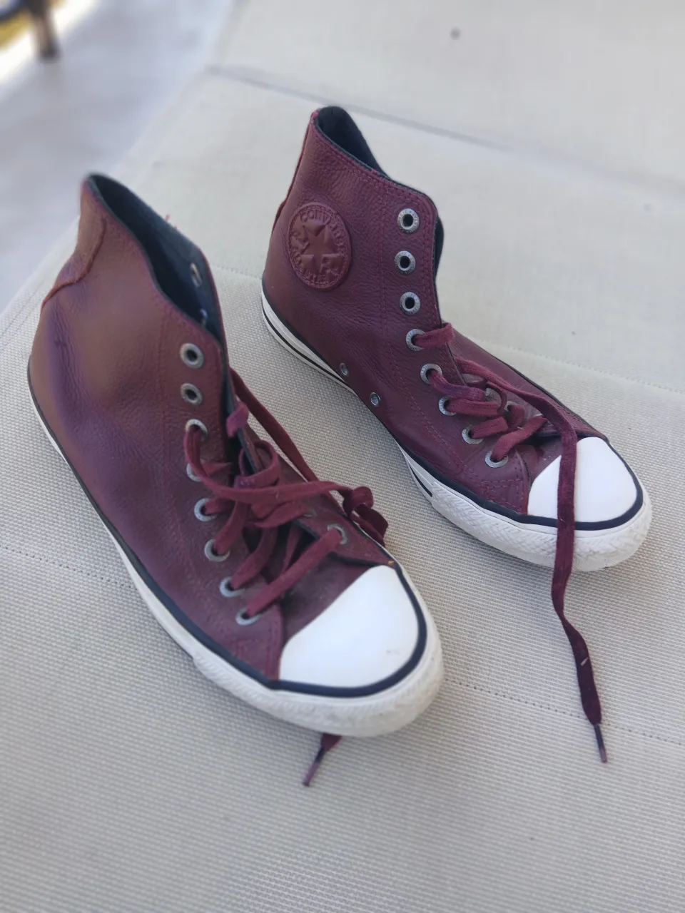 Zapatillas botitas Converse de cuero color bordó con puntera blanca. Un clásico atemporal para un look casual y canchero.