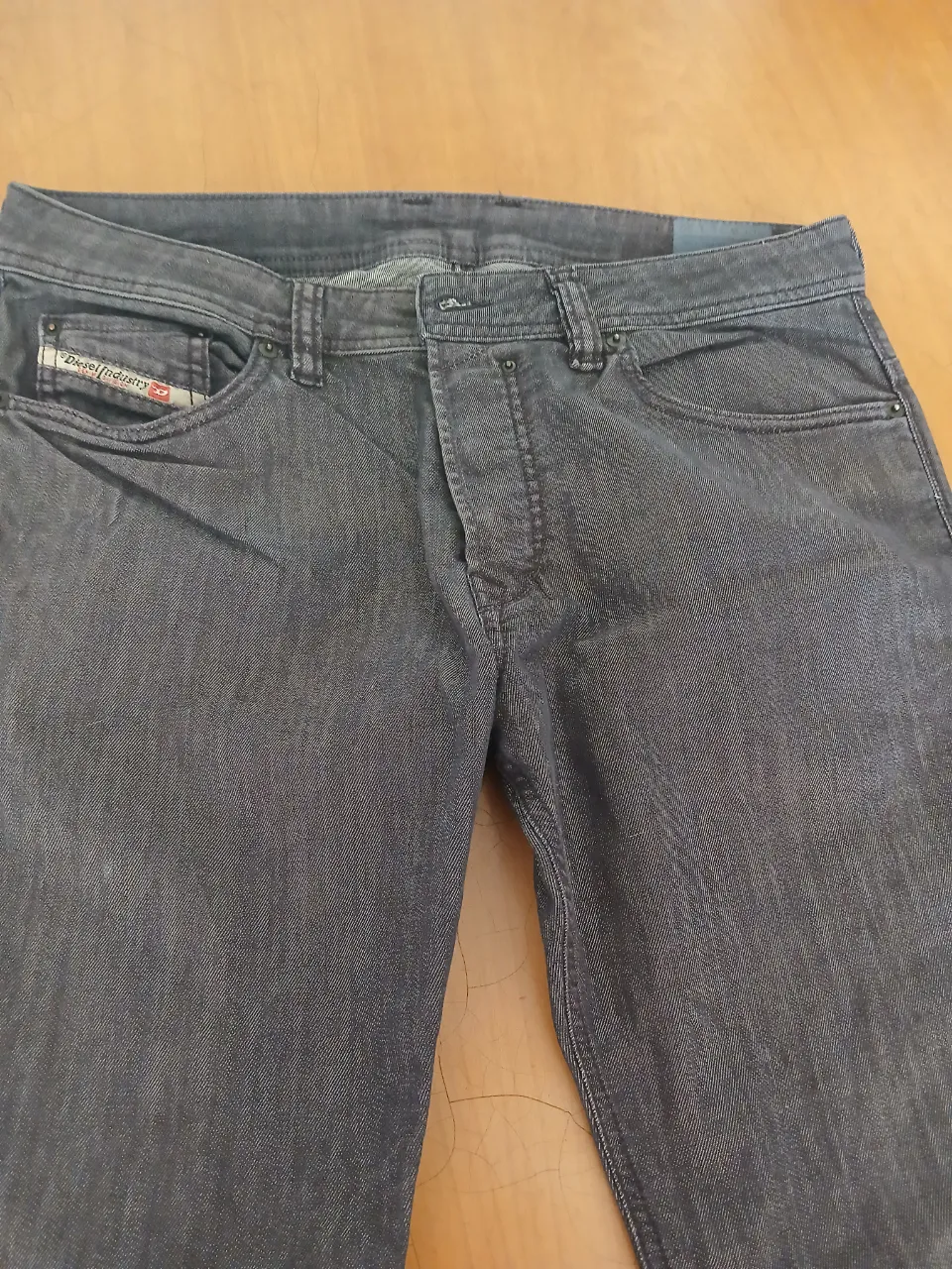 Jeans rectos de hombre, color gris oscuro, de la marca Diesel. Un clásico para cualquier ocasión.