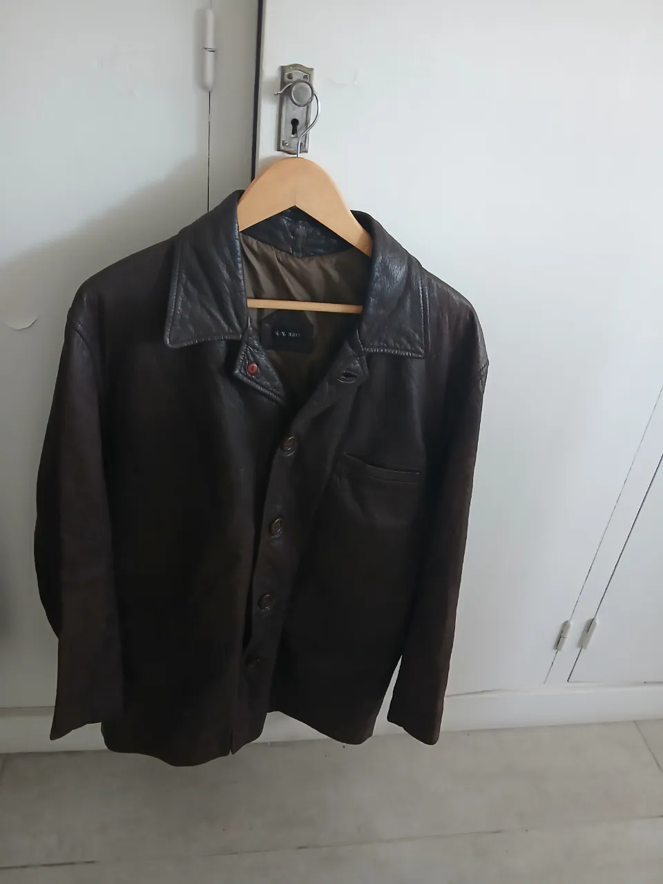 Campera de cuero marrón para hombre, estilo biker, con botones y cuello solapa. Ideal para un look casual y canchero. Marca Navarro, hecha en Argentina.