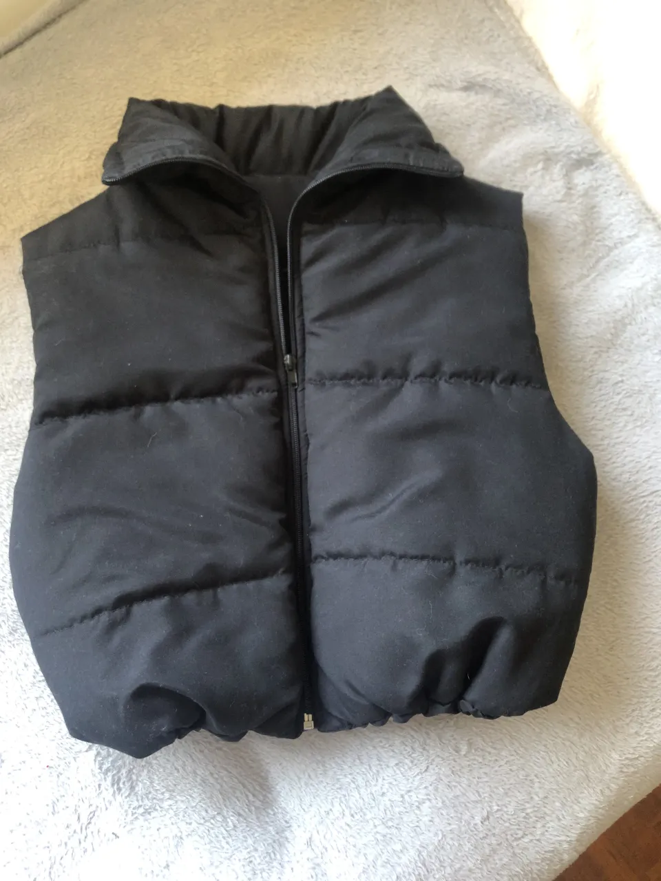 Chaleco Puffer negro súper canchero con cuello alto y cierre delantero. 
Dos usos.