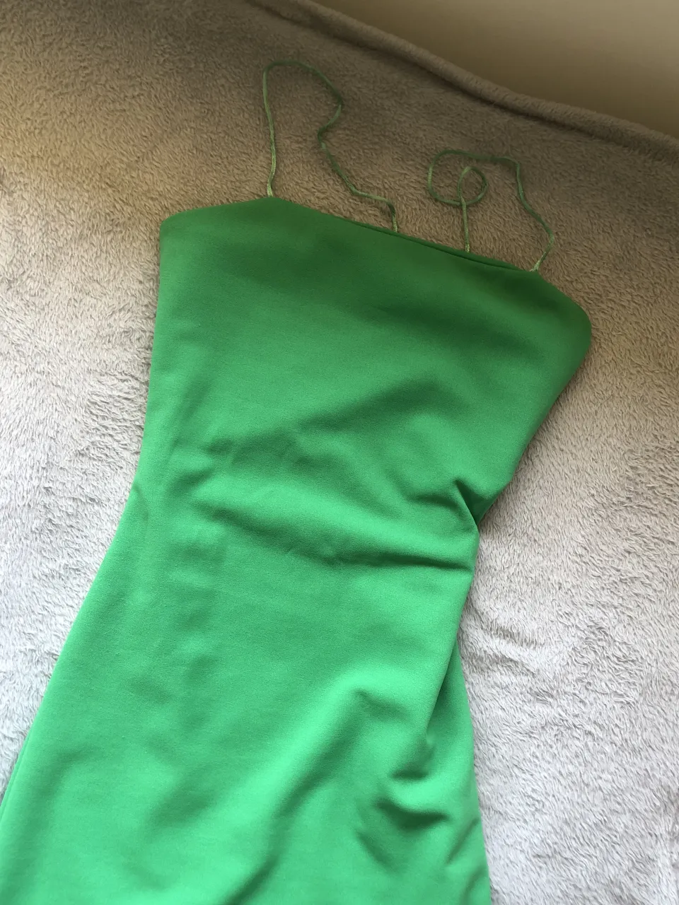 Vestido verde con tiras finas. 
un único uso