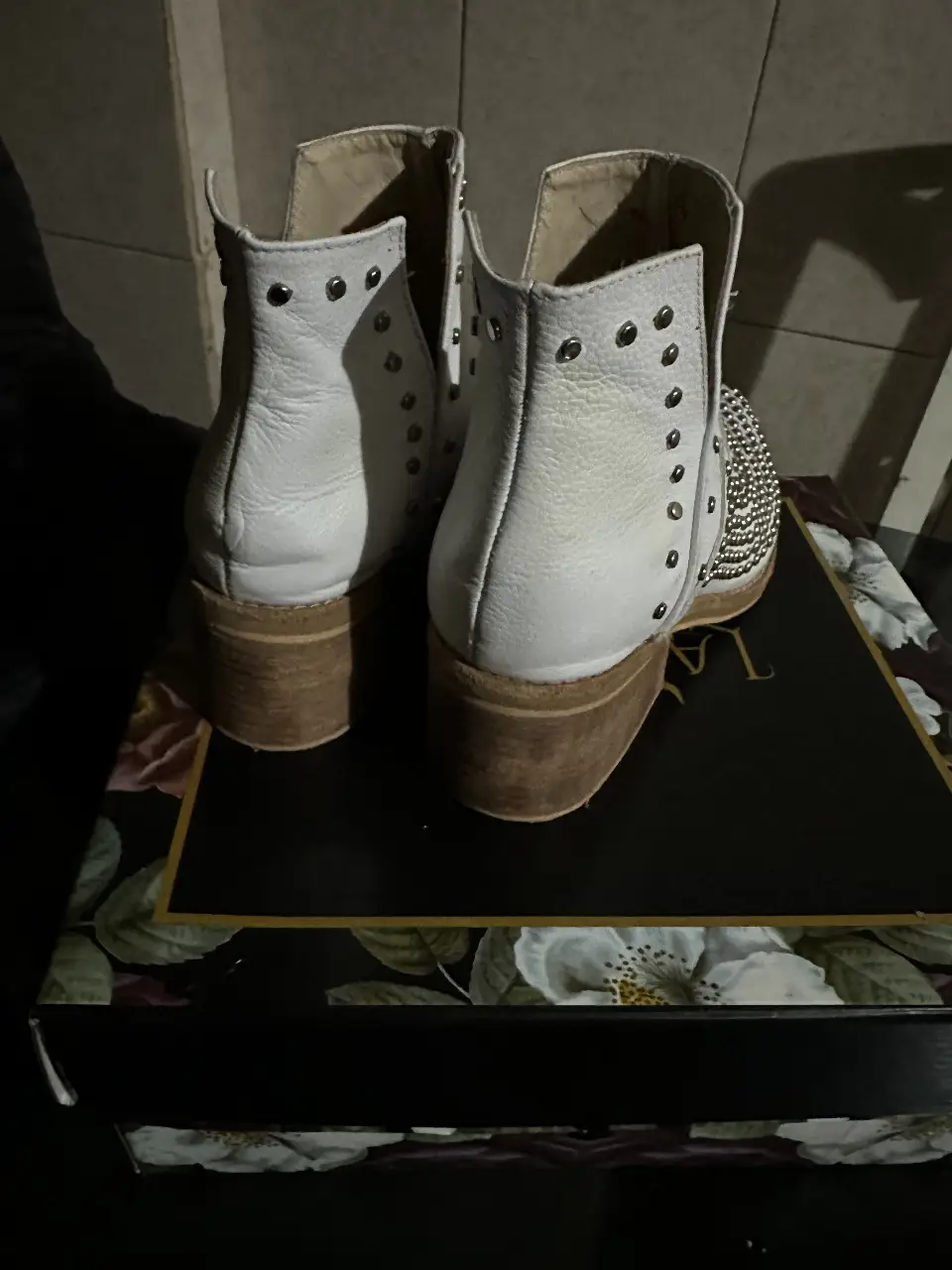 Botines blancos con tachas plateadas, ideales para un look rockero y canchero. Perfectos para salir a la noche o darle un toque audaz a tu outfit diario.