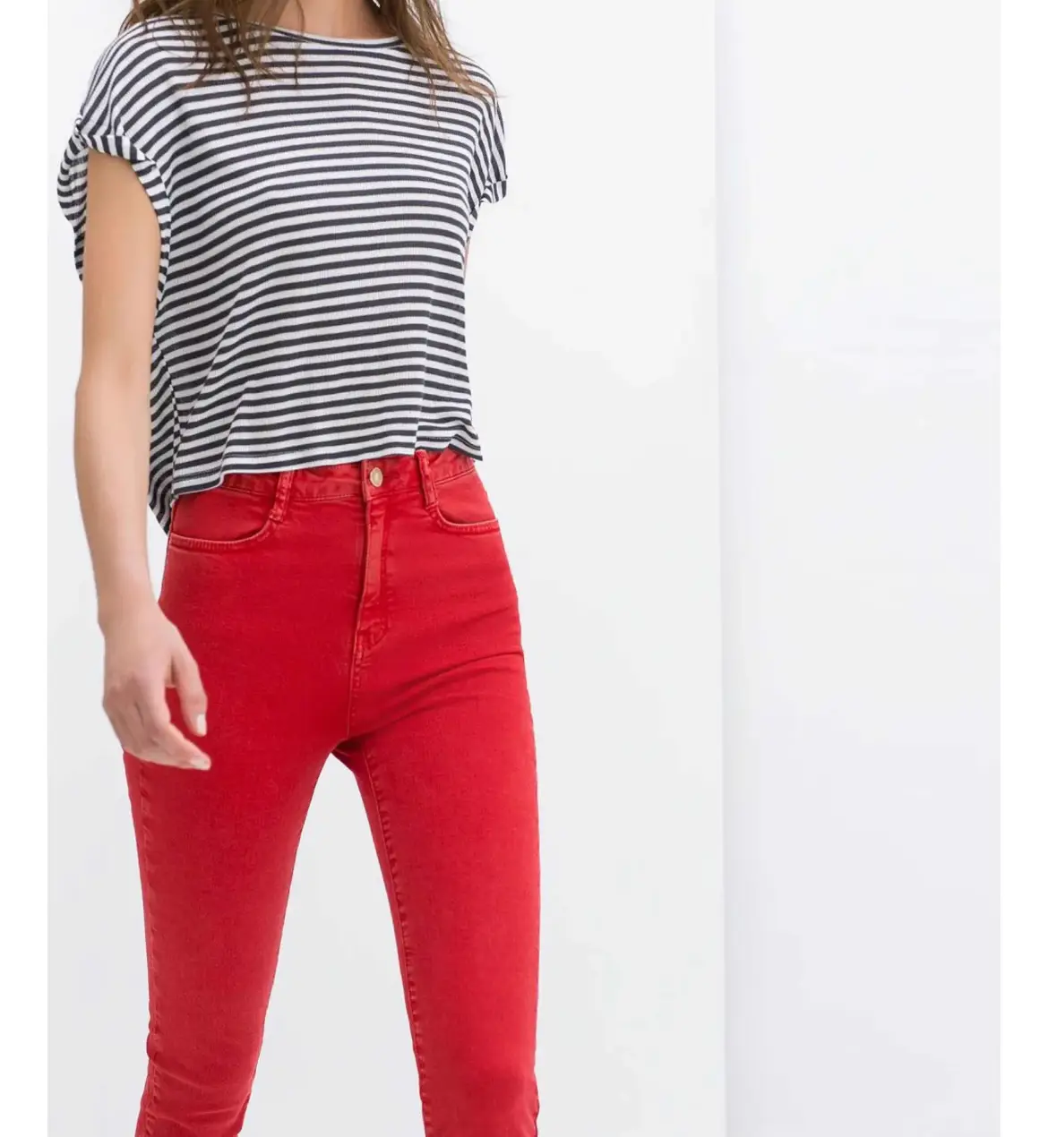 Jeans de mujer tiro alto, color rojo, de la marca Zara. Talle 38 EUR, 28 MEX, 06 USA. Ideal para un look casual y moderno.     Muy pocos usos. Impecable. Modelo SKINNY - Medidas planas aprox: Cintura: 38 cm. Largo total: 102 cm. Cadera: 42 cm. Tiene expandex