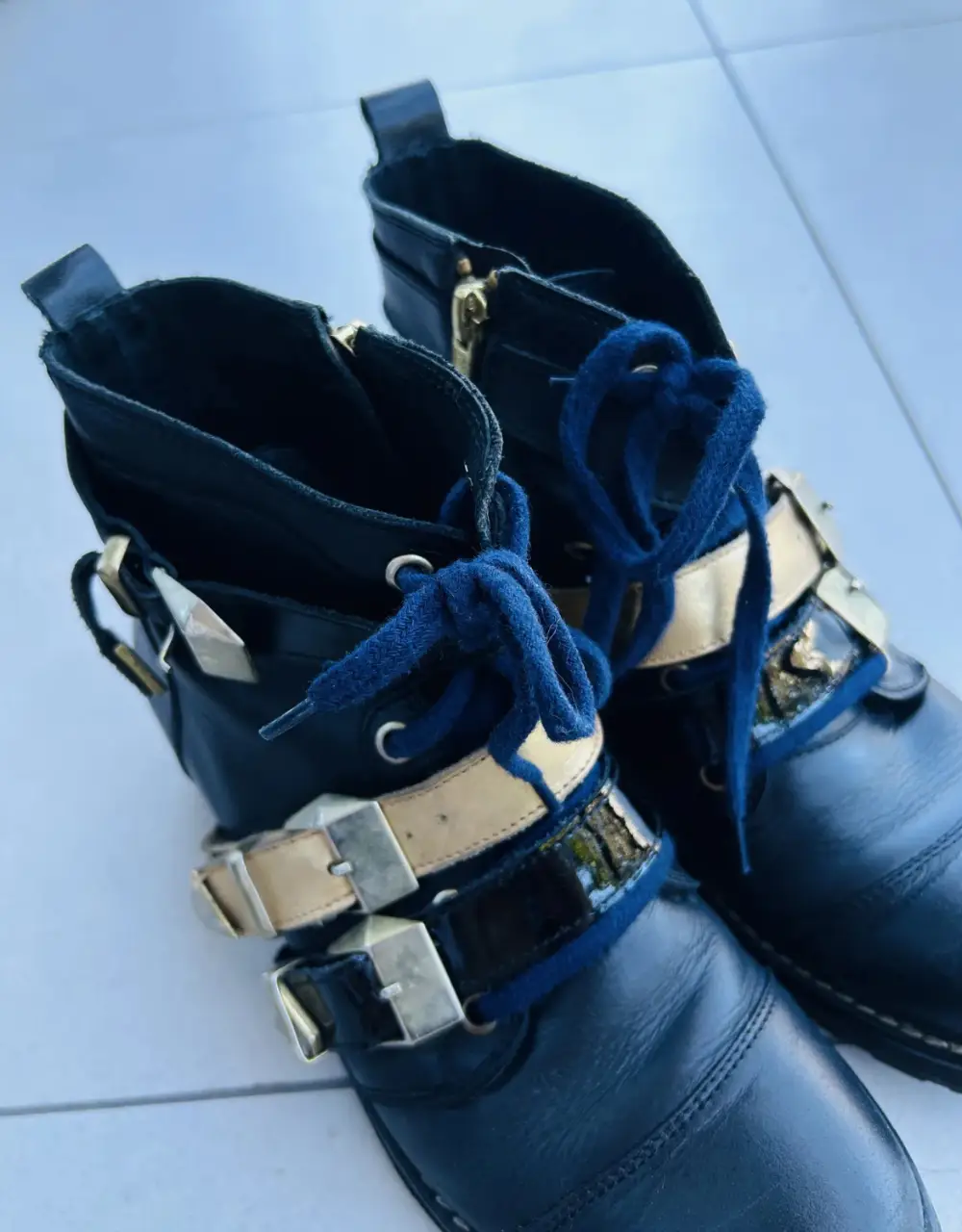 Impecable estado, muy pocos usos. Las vendo porque me quedan chicas. Largo de la suela 25.5 cm. Cierre lateral, cordones azules, detalles de tiras en dorado y charol. Son súper versátiles para usar tanto de día como de noche. 