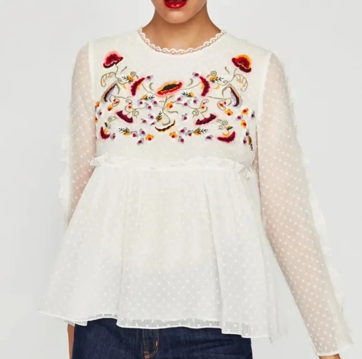 Blusa blanca con bordado floral en el frente. Diseño con mangas largas y detalles de volados. Ideal para un look romántico y delicado. Medidas aprox: Hombro a hombro: 42 cm, Sisa: 52 cm, Largo manga: 58 cm, Largo total: 62 cm