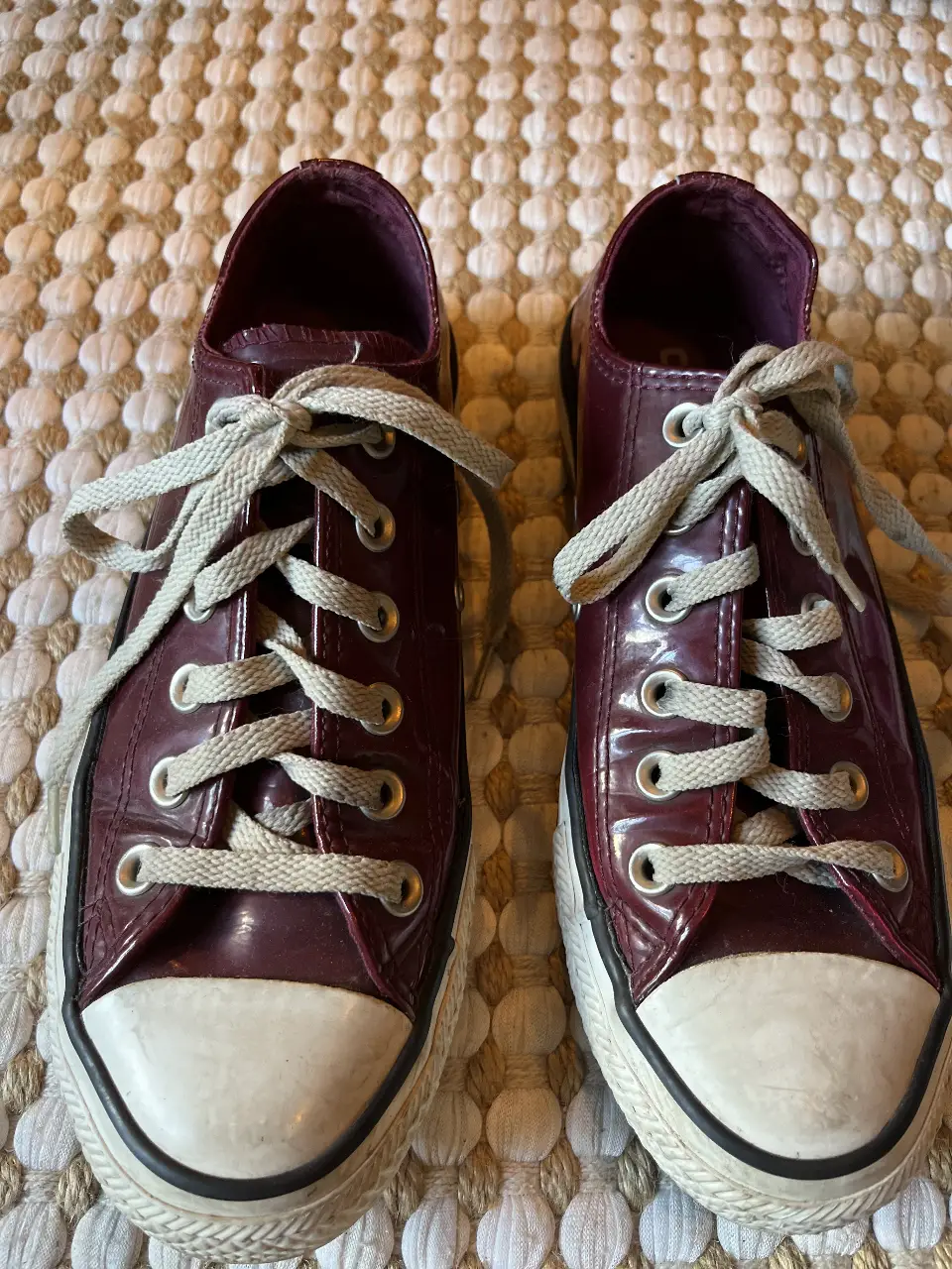 Zapatillas Converse All Star de charol color bordó. Ideales para un look casual y moderno.