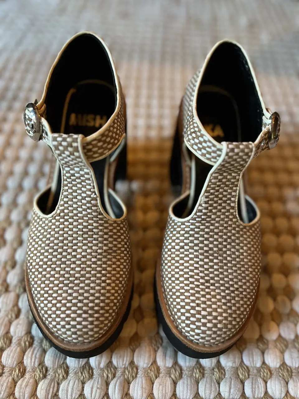 Sandalias de plataforma con diseño tejido en blanco y beige, con taco ancho y detalle de hebilla. Ideales para un look moderno y cómodo. Marca Mishka. Talle 37. Plantilla 24,3xm