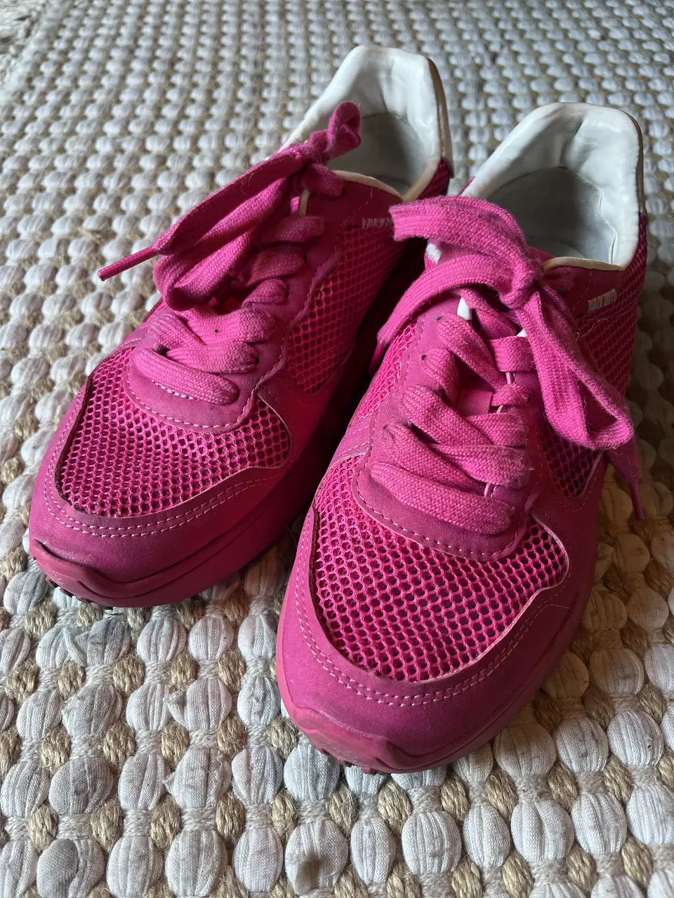 Zapatillas deportivas rosas de la marca Zara, talle 38. Ideales para actividades físicas o para un look casual y moderno.