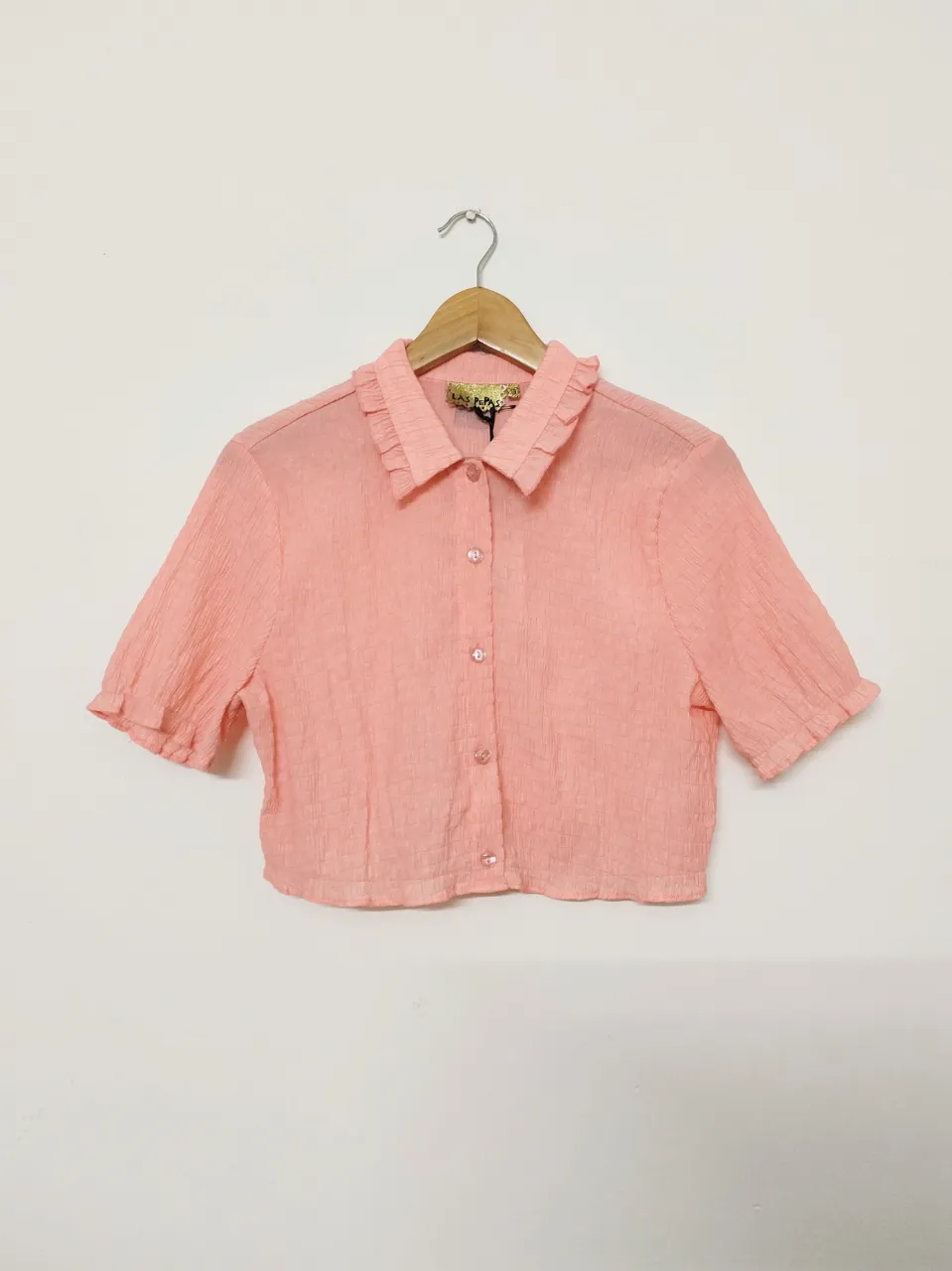 Remera marca Las Pepas. 
Es talle 3 pero va para un M.
Medidas:
 espalda:40cm sisa:47cm largo:41,5cm
100%Poliéster