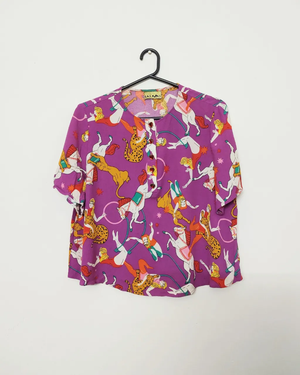 Remera manga corta. Posee botones en forma de corazón rojos. medidas ancho 52 largo 50