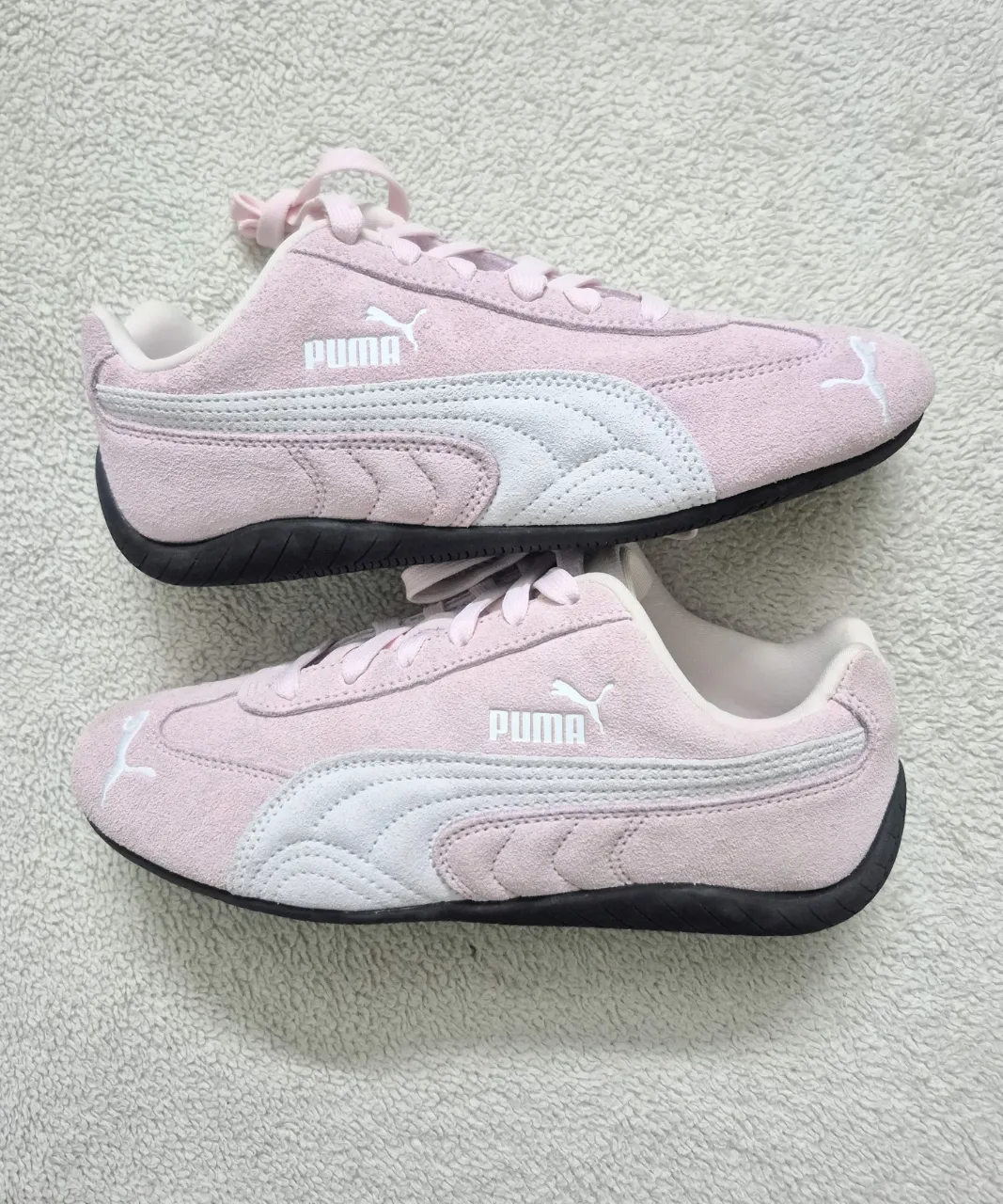 Zapatillas Puma color rosa pastel, ideales para un look casual y deportivo. Perfectas para el día a día o para actividades deportivas ligeras.