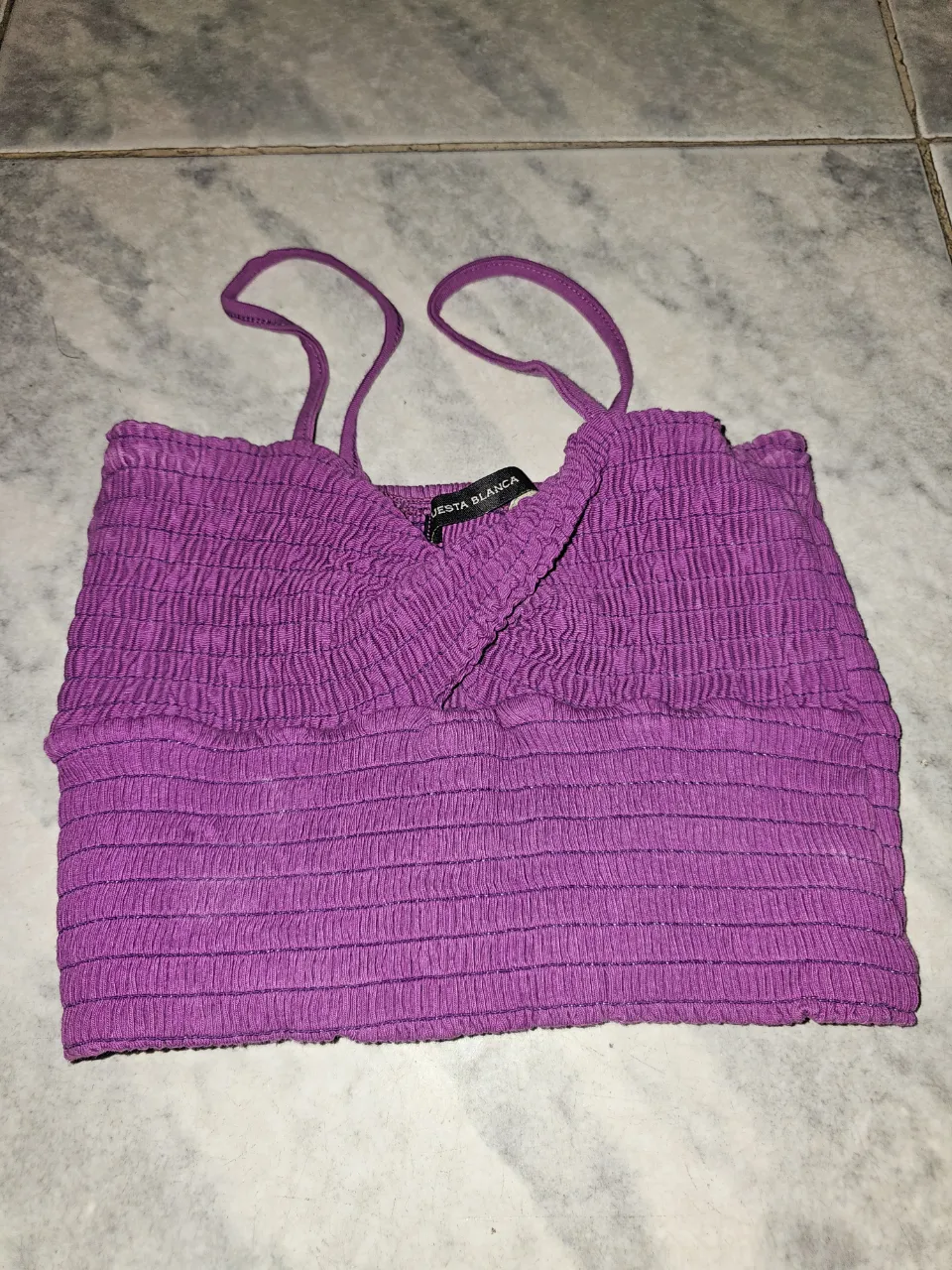 Top de mujer, color violeta, con breteles finos y diseño fruncido. Ideal para un look casual y moderno.