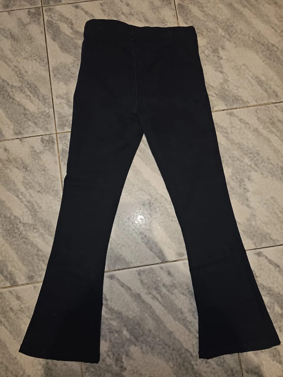 Pantalón de vestir de mujer, color azul oscuro, corte campana, talle 40, de la marca Cuesta Blanca. Ideal para un look elegante y sofisticado.
