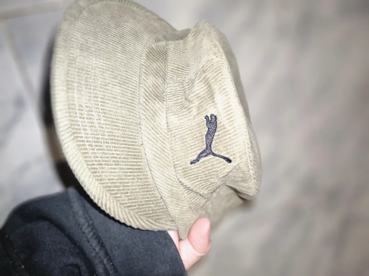 Gorra tipo boina de corderoy color verde militar con el logo de Puma bordado en negro. Ideal para un look casual y canchero.
