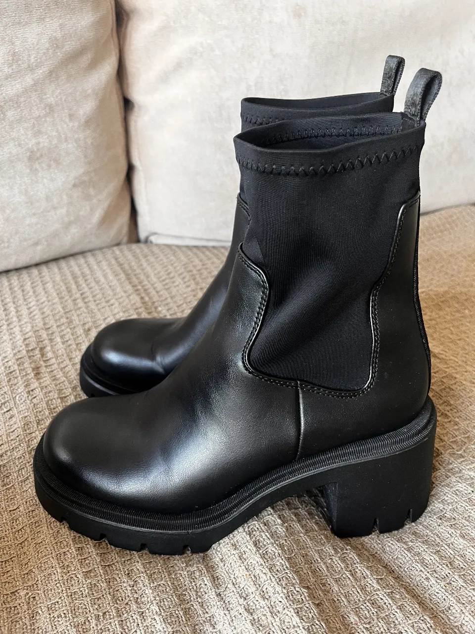 Botines Chelsea de efecto neoprene, con suela track y taco ancho. Ideales para un look moderno y cómodo.
