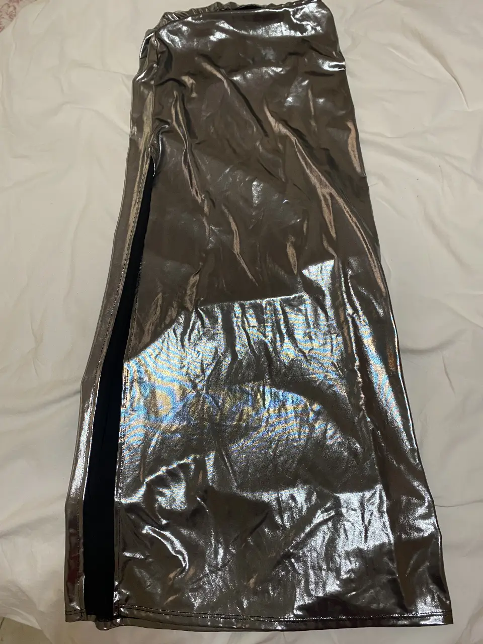 Pollera larga metalizada con abertura lateral. Ideal para eventos y fiestas.