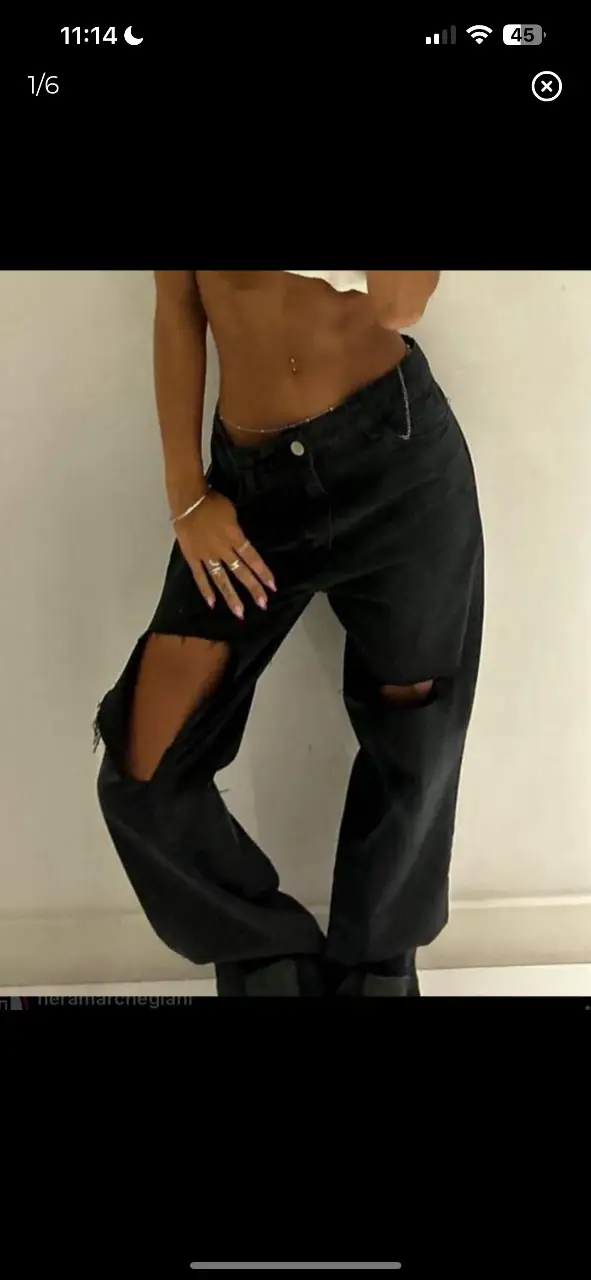 Jeans negro con roturas en las rodillas, tiro alto y corte ancho. Talle S.