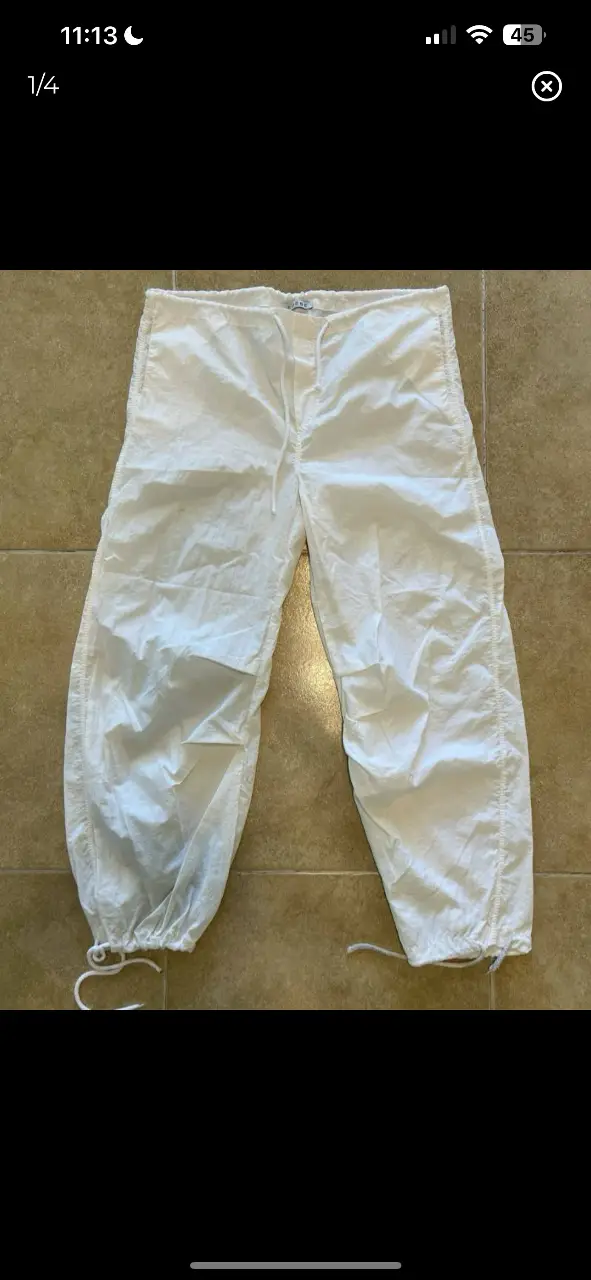 Pantalón blanco suelto con cintura elastizada y ajuste con cordón. Ideal para un look casual y cómodo. Marca EMEBE.