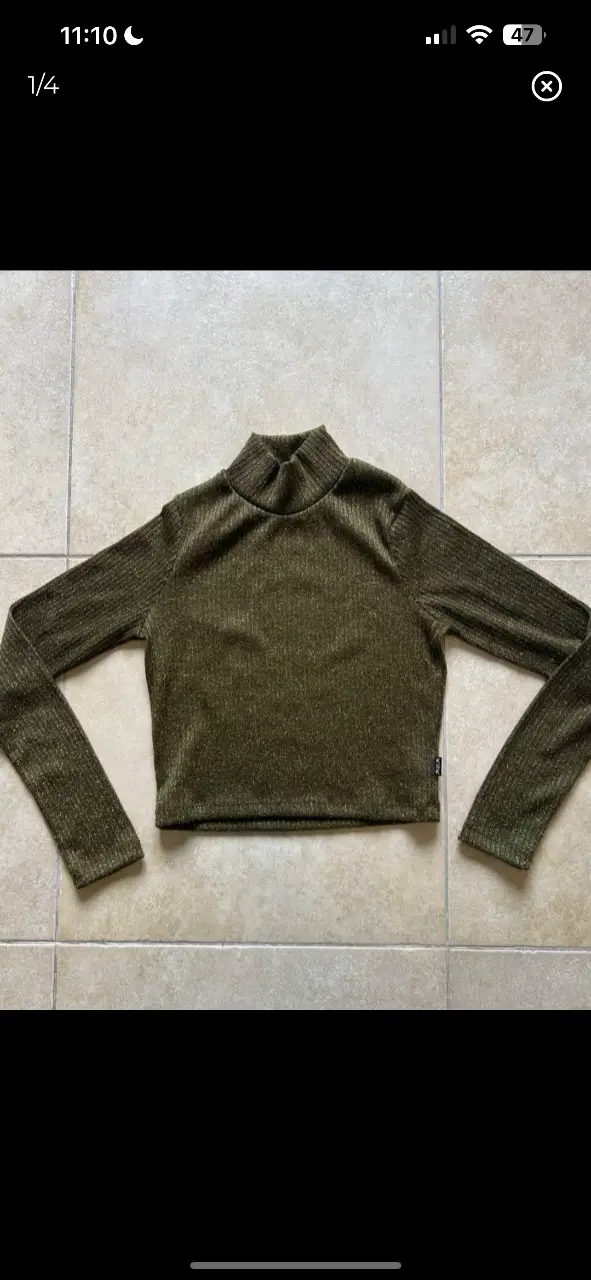Remera de manga larga con cuello alto, color verde oscuro. Ideal para un look casual y abrigado.