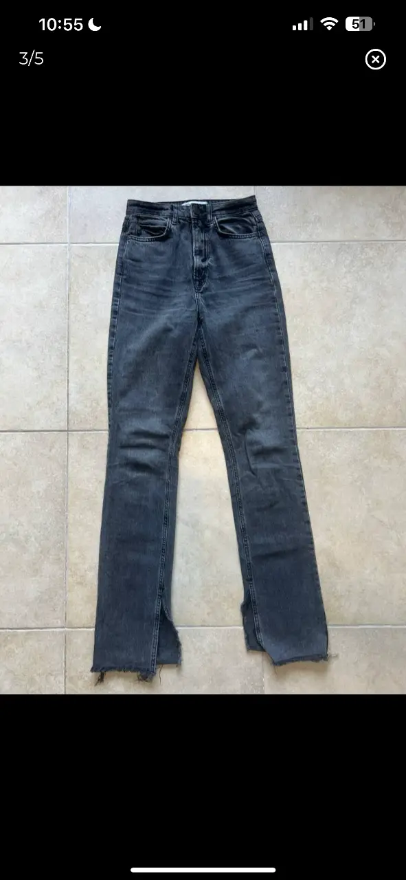 Jeans rectos de mujer, color gris oscuro, con aberturas en los bajos. Marca Zara. Talle 34 EUR, 2 USA, 24 MEX.