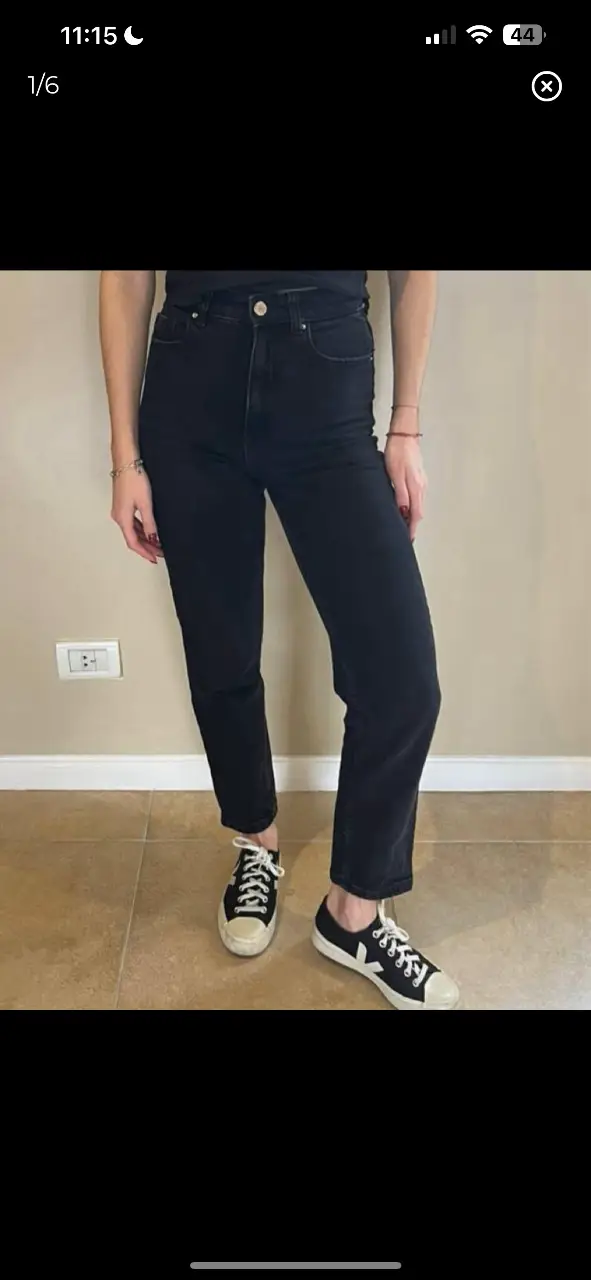 Jeans rectos negros de tiro alto, ideales para un look casual y versátil. Confeccionados en jean resistente, estos pantalones ofrecen comodidad y estilo. Perfectos para combinar con zapatillas o botines.