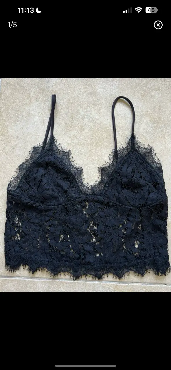 Top de encaje negro de la marca Kosiuko, con breteles finos ajustables. Ideal para usar debajo de una camisa o blusa transparente, o como parte de un conjunto de lencería.