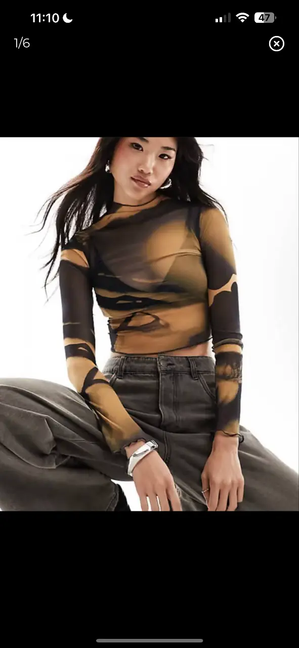 Remera manga larga Bershka con estampado abstracto en tonos marrones y negros. Cuello alto y tejido transparente.