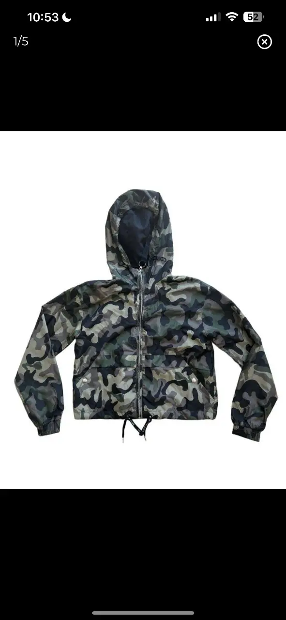 Campera bomber de mujer con estampado camuflado. Ideal para un look casual y urbano. Cuenta con cierre frontal y capucha.