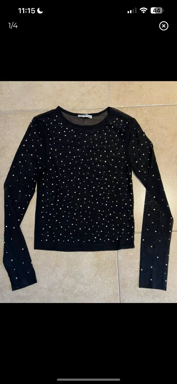 Remera manga larga negra con brillos, ideal para fiesta o salida. Marca Zara Trafaluc.