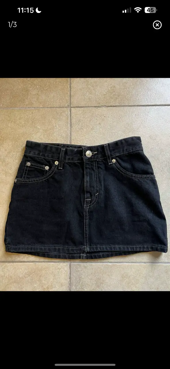Minifalda de jean negra de la marca Pull&Bear, talle 32 EUR/22 MEX. Ideal para un look casual y moderno.