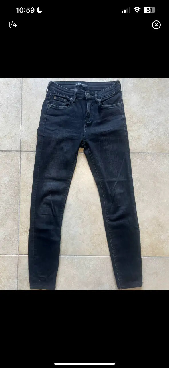 Jeans de mujer Zara, tiro alto, color negro, corte skinny. Ideal para un look casual y moderno.