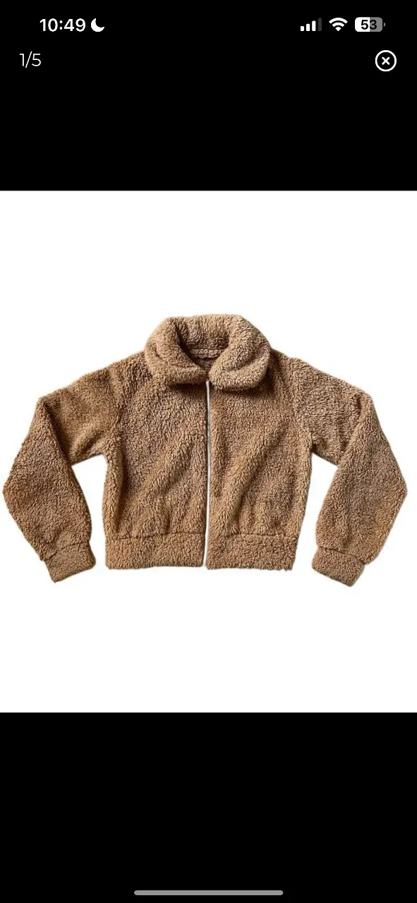 Campera de abrigo estilo bomber, confeccionada en tela tipo corderito, con cierre frontal y cuello alto. Ideal para un look casual y abrigado.
