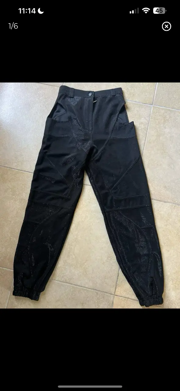 Pantalón negro con detalles brillantes, corte suelto y diseño moderno. Ideal para un look de fiesta o salida. talle 2