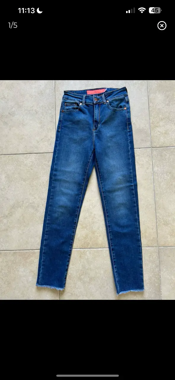 Jeans de mujer, tiro alto, corte recto, color azul. Marca Vitamina Jeans. Talle 30.