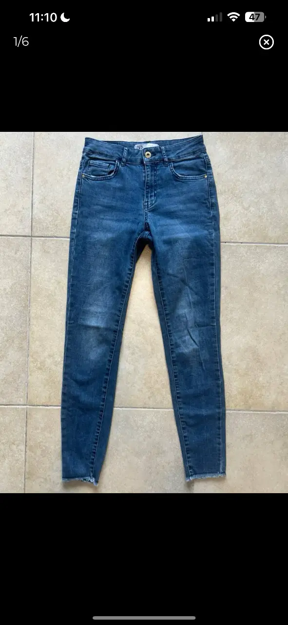 Jeans de mujer de tiro alto, corte skinny (chupín) de la marca Zara. Color azul clásico, con detalles de desgaste y terminación desflecada en el bajo. Un básico versátil para cualquier guardarropa.