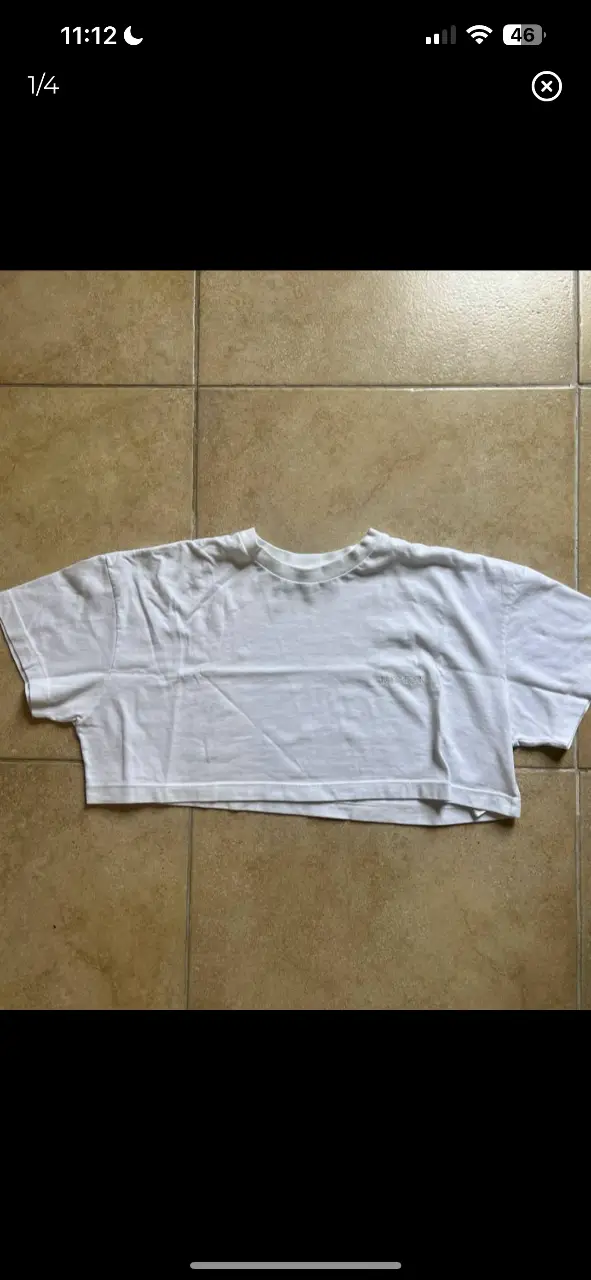Remera crop blanca de algodón, con cuello redondo y corte a la cintura. Ideal para un look casual y moderno.