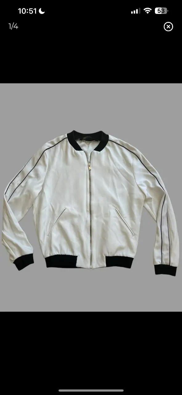 Campera bomber blanca con detalles en negro. Ideal para un look casual y moderno. Con cierre y bolsillos.