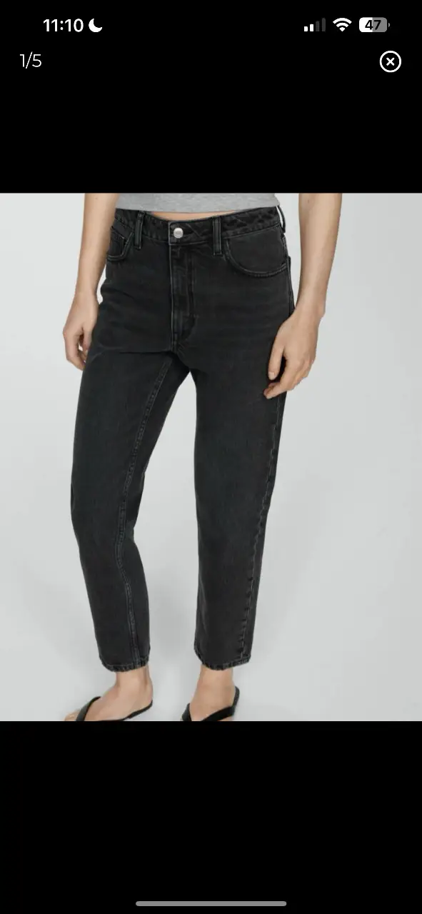 Jeans rectos de mujer, color gris oscuro. Tiro alto, corte recto y largo por encima del tobillo. Diseño clásico de cinco bolsillos y cierre con botón y cremallera. Ideal para un look casual y moderno.