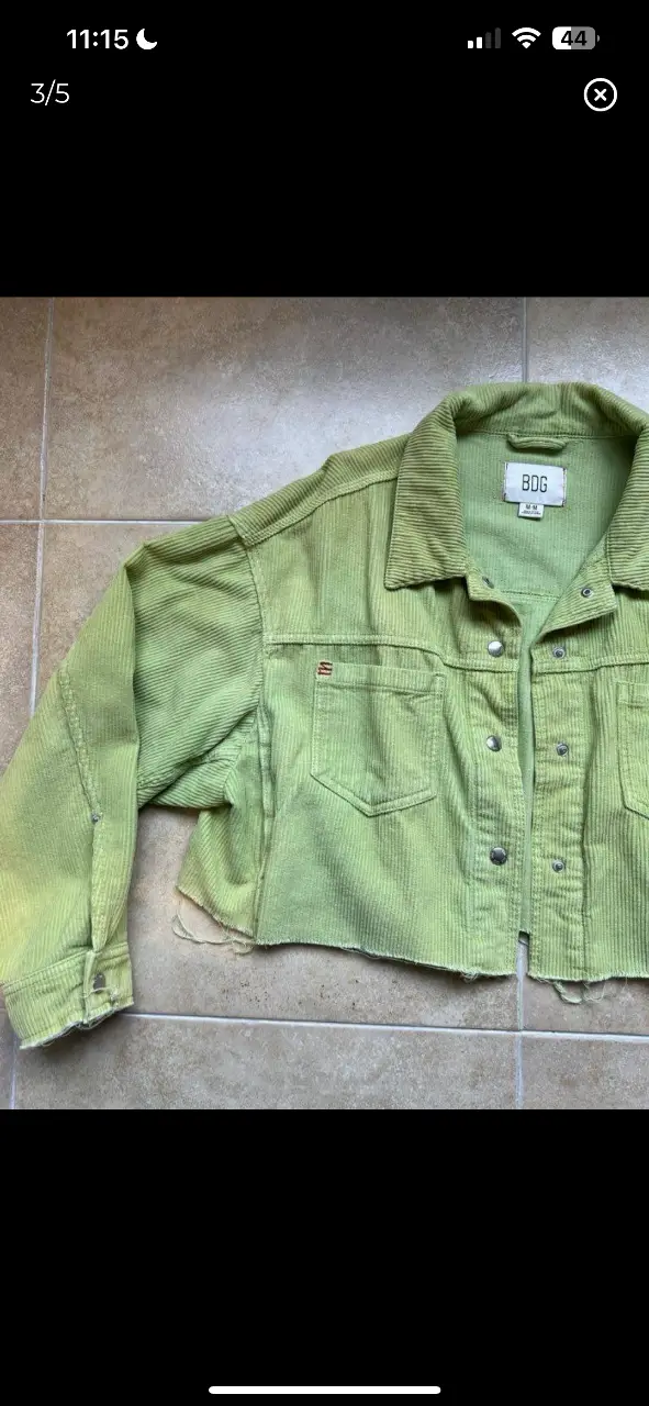 Campera de corderoy verde, estilo cropped, con detalles de bolsillos y botones. Ideal para un look casual y moderno.